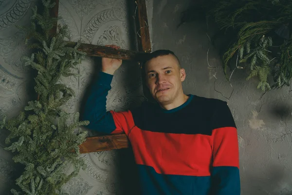 Jeune Homme Posant Sur Fond Escalier Gars Avec Une Coupe — Photo