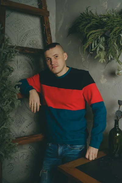 Merdiven, merdiven arka plan üzerinde poz kısa saç kesimi olan bir adam arka plan üzerinde poz genç bir adam