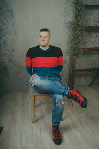 Ciddi ve düşünceli bir adam o şey hakkında düşünüyordum ya da rüya bir sandalyede oturuyor. Kavram: hayalci biri