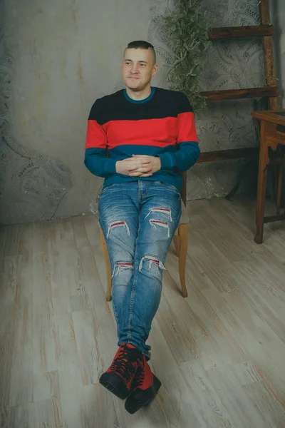 Ciddi ve düşünceli bir adam o şey hakkında düşünüyordum ya da rüya bir sandalyede oturuyor. Kavram: hayalci biri