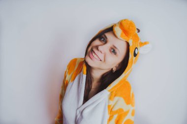 Turuncu pijamayla poz kız. Öğrenci temiz cilt ve uzun saç. Ev giyim kavramı