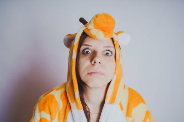 Turuncu pijamayla poz kız. Öğrenci temiz cilt ve uzun saç. Ev giyim kavramı