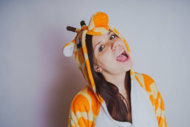 Turuncu pijamayla poz kız. Öğrenci temiz cilt ve uzun saç. Ev giyim kavramı