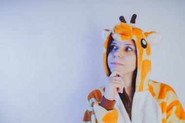 Turuncu pijamayla poz kız. Öğrenci temiz cilt ve uzun saç. Ev giyim kavramı