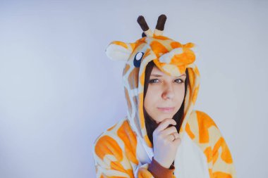 Turuncu pijamayla poz kız. Öğrenci temiz cilt ve uzun saç. Ev giyim kavramı