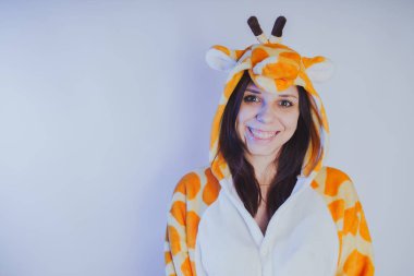 Turuncu pijamayla poz kız. Öğrenci temiz cilt ve uzun saç. Ev giyim kavramı