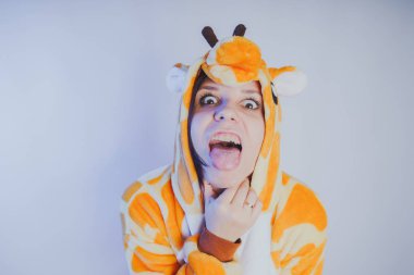 Turuncu pijamayla poz kız. Öğrenci temiz cilt ve uzun saç. Ev giyim kavramı