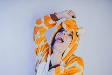 Turuncu pijamayla poz kız. Öğrenci temiz cilt ve uzun saç. Ev giyim kavramı