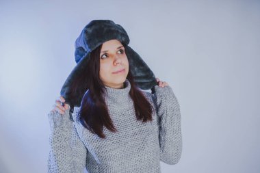 Duygusal bir fotoğraf Studio bir mavi filtre, sokak stil giyim şapka ve kazak kullanarak çekim bir kız portresi