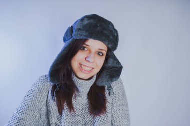 Duygusal bir fotoğraf Studio bir mavi filtre, sokak stil giyim şapka ve kazak kullanarak çekim bir kız portresi