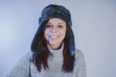 Duygusal bir fotoğraf Studio bir mavi filtre, sokak stil giyim şapka ve kazak kullanarak çekim bir kız portresi