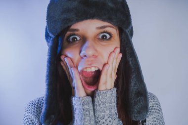 Duygusal bir fotoğraf Studio bir mavi filtre, sokak stil giyim şapka ve kazak kullanarak çekim bir kız portresi