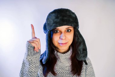 Duygusal bir fotoğraf Studio bir mavi filtre, sokak stil giyim şapka ve kazak kullanarak çekim bir kız portresi