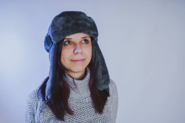 Duygusal bir fotoğraf Studio bir mavi filtre, sokak stil giyim şapka ve kazak kullanarak çekim bir kız portresi