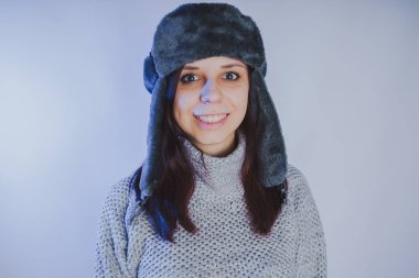 Duygusal bir fotoğraf Studio bir mavi filtre, sokak stil giyim şapka ve kazak kullanarak çekim bir kız portresi