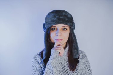 Duygusal bir fotoğraf Studio bir mavi filtre, sokak stil giyim şapka ve kazak kullanarak çekim bir kız portresi