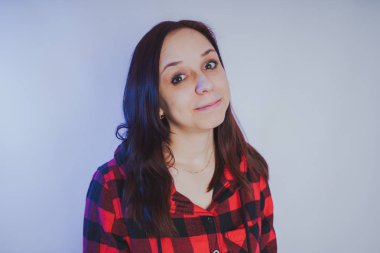 Güzel kız bir fotoğraf stüdyosu poz. Sokak tarzı. Uzun saç temiz cilt