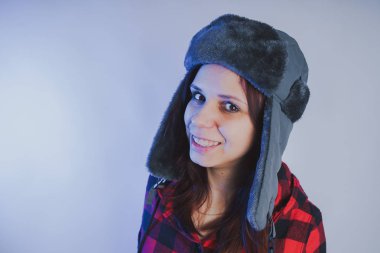 Güzel kız bir fotoğraf stüdyosu poz. Sokak tarzı giyim şapka ve gömlek. 