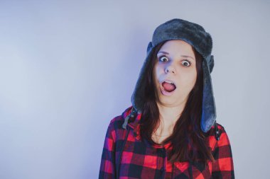 Güzel kız bir fotoğraf stüdyosu poz. Sokak tarzı giyim şapka ve gömlek. 