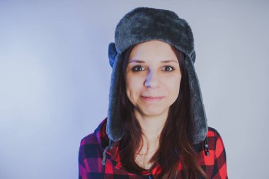 Güzel kız bir fotoğraf stüdyosu poz. Sokak tarzı giyim şapka ve gömlek. 