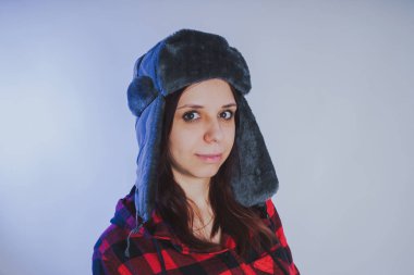 Güzel kız bir fotoğraf stüdyosu poz. Sokak tarzı giyim şapka ve gömlek. 