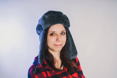 Güzel kız bir fotoğraf stüdyosu poz. Sokak tarzı giyim şapka ve gömlek. 