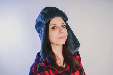 Güzel kız bir fotoğraf stüdyosu poz. Sokak tarzı giyim şapka ve gömlek. 