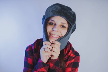 Güzel kız bir fotoğraf stüdyosu poz. Sokak tarzı giyim şapka ve gömlek. 