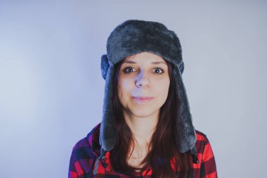 Güzel kız bir fotoğraf stüdyosu poz. Sokak tarzı giyim şapka ve gömlek. 