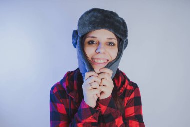 Güzel kız bir fotoğraf stüdyosu poz. Sokak tarzı giyim şapka ve gömlek. 