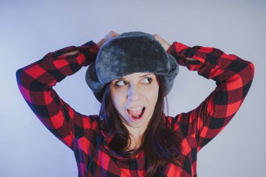 Güzel kız bir fotoğraf stüdyosu poz. Sokak tarzı giyim şapka ve gömlek. 