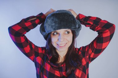 Güzel kız bir fotoğraf stüdyosu poz. Sokak tarzı giyim şapka ve gömlek. 