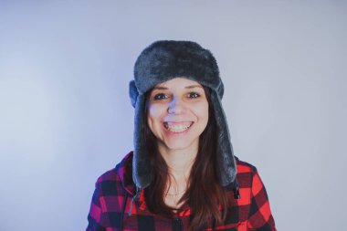 Güzel kız bir fotoğraf stüdyosu poz. Sokak tarzı giyim şapka ve gömlek. 