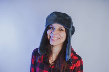 Güzel kız bir fotoğraf stüdyosu poz. Sokak tarzı giyim şapka ve gömlek. 