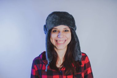 Güzel kız bir fotoğraf stüdyosu poz. Sokak tarzı giyim şapka ve gömlek. 