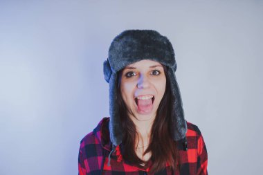 Güzel kız bir fotoğraf stüdyosu poz. Sokak tarzı giyim şapka ve gömlek. 