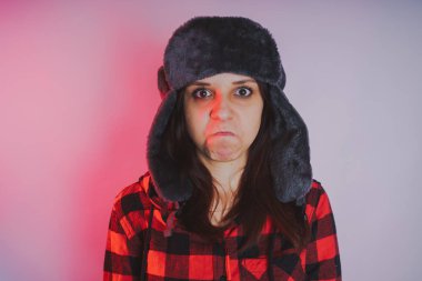 Güzel kız bir fotoğraf stüdyosu poz. Sokak tarzı giyim şapka ve gömlek. 