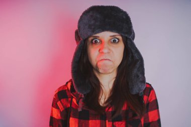 Güzel kız bir fotoğraf stüdyosu poz. Sokak tarzı giyim şapka ve gömlek. 