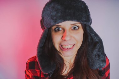 Güzel kız bir fotoğraf stüdyosu poz. Sokak tarzı giyim şapka ve gömlek. 