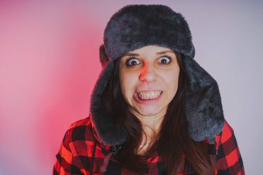 Güzel kız bir fotoğraf stüdyosu poz. Sokak tarzı giyim şapka ve gömlek. 