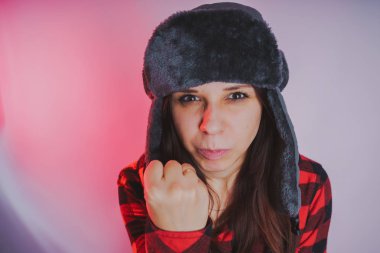 Güzel kız bir fotoğraf stüdyosu poz. Sokak tarzı giyim şapka ve gömlek. 