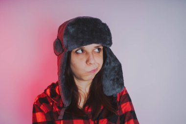 Güzel kız bir fotoğraf stüdyosu poz. Sokak tarzı giyim şapka ve gömlek. 