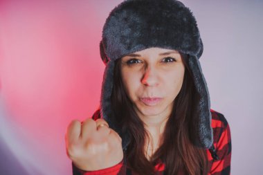 Güzel kız bir fotoğraf stüdyosu poz. Sokak tarzı giyim şapka ve gömlek. 