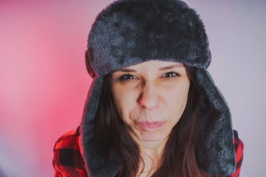 Güzel kız bir fotoğraf stüdyosu poz. Sokak tarzı giyim şapka ve gömlek. 