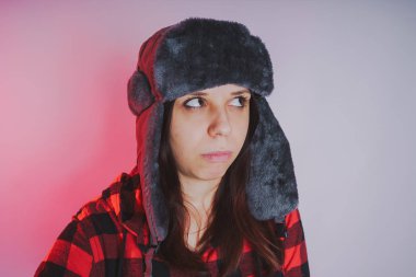 Güzel kız bir fotoğraf stüdyosu poz. Sokak tarzı giyim şapka ve gömlek. 