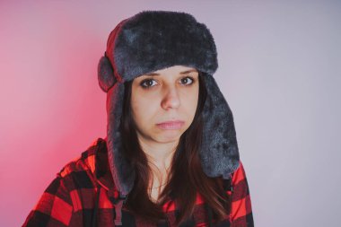 Güzel kız bir fotoğraf stüdyosu poz. Sokak tarzı giyim şapka ve gömlek. 