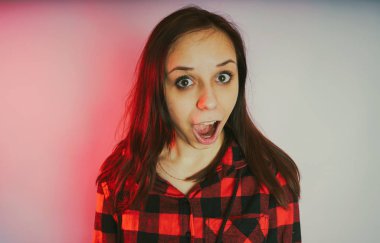 Güzel kız bir fotoğraf stüdyosu poz. Sokak tarzı. Uzun saç temiz cilt