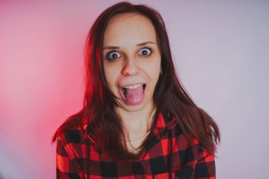 Güzel kız bir fotoğraf stüdyosu poz. Sokak tarzı. Uzun saç temiz cilt