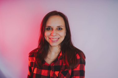 Güzel kız bir fotoğraf stüdyosu poz. Sokak tarzı. Uzun saç temiz cilt