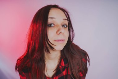 Güzel kız bir fotoğraf stüdyosu poz. Sokak tarzı. Uzun saç temiz cilt